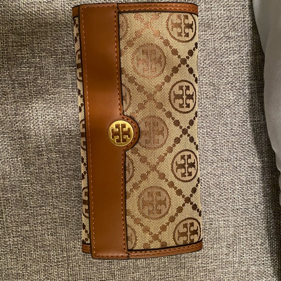 Tory Burch Beige and Tan Logo Continental Wallet - Picture 2 of 7